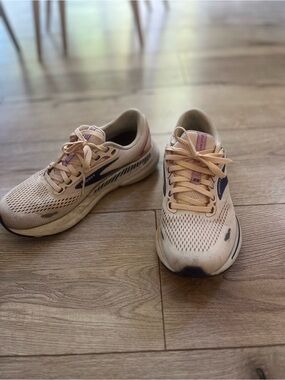 Brooks Adrenaline GTS 23 Running Shoes